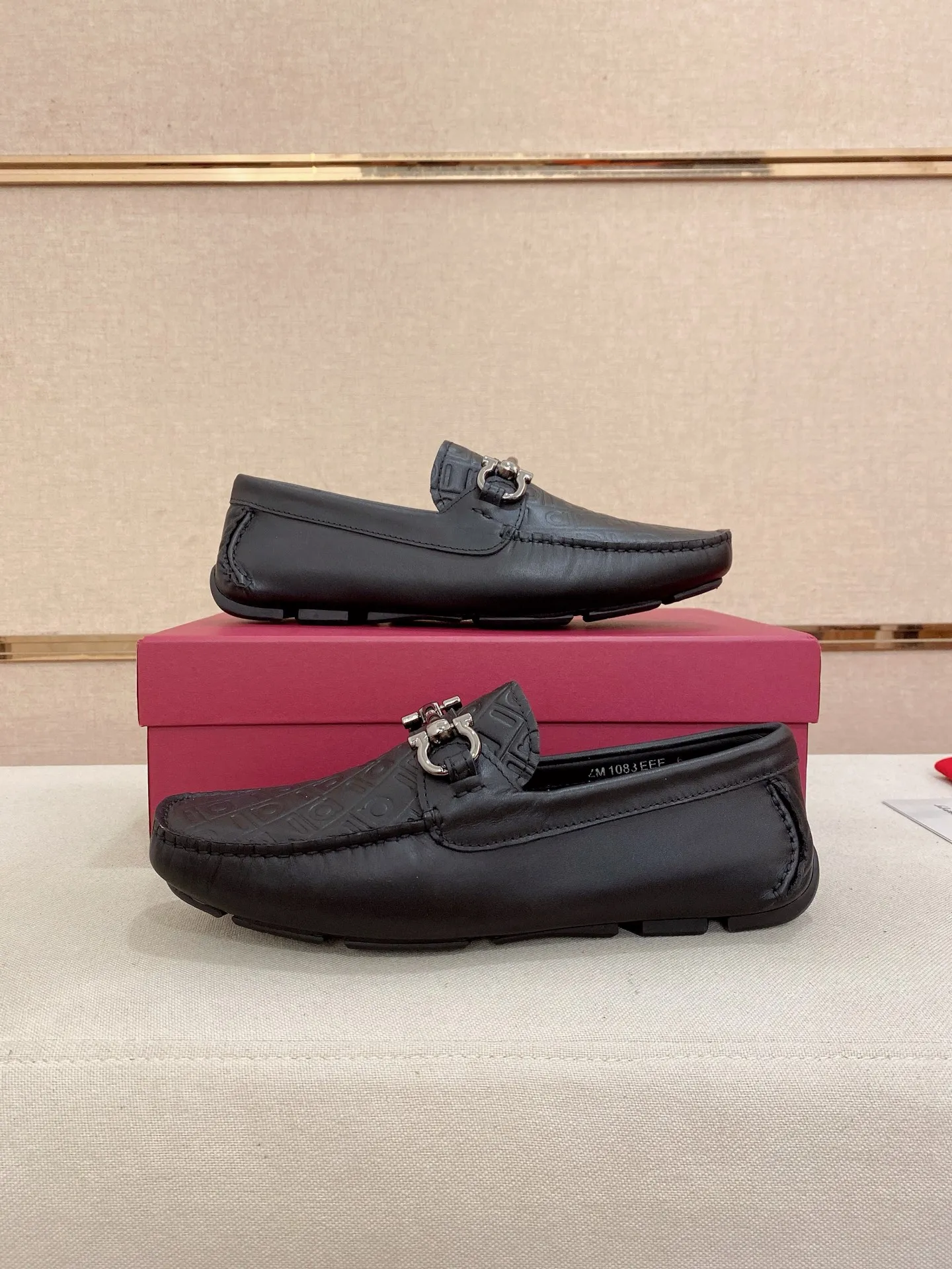 Men's shoes💰: 560💰High-end quality! Ferragamo🆕🆕Exclusive hot-selling products in stock🔥🔥New products on the shelves, high-quality Ferragamo men's pea shoes, high-end casual driving shoes, with complete packaging! 💪 💪 Material: imported cowhide 🐂 + imported high-quality water-dyed cowhide lining + wear-resistant outsole 👍🏻👍🏻 Features: high-end and comfortable, purely handmade 🚀 🚀 Create the perfect shoes that suit you best 🔥 🔥 Size: (38-44) 45 standard size can be customized!